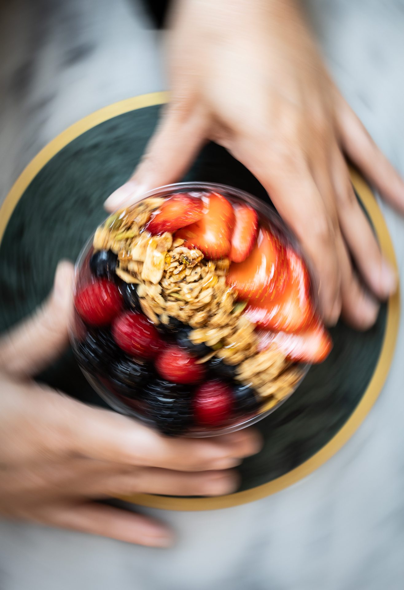Ananas açaí bowl with granola and berries